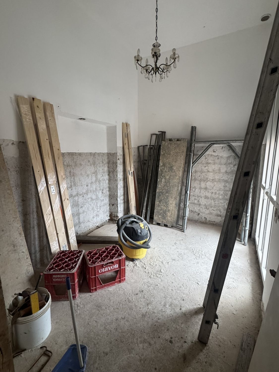 Cantiere: lastre di cartongesso appoggiate al muro e profili metallici