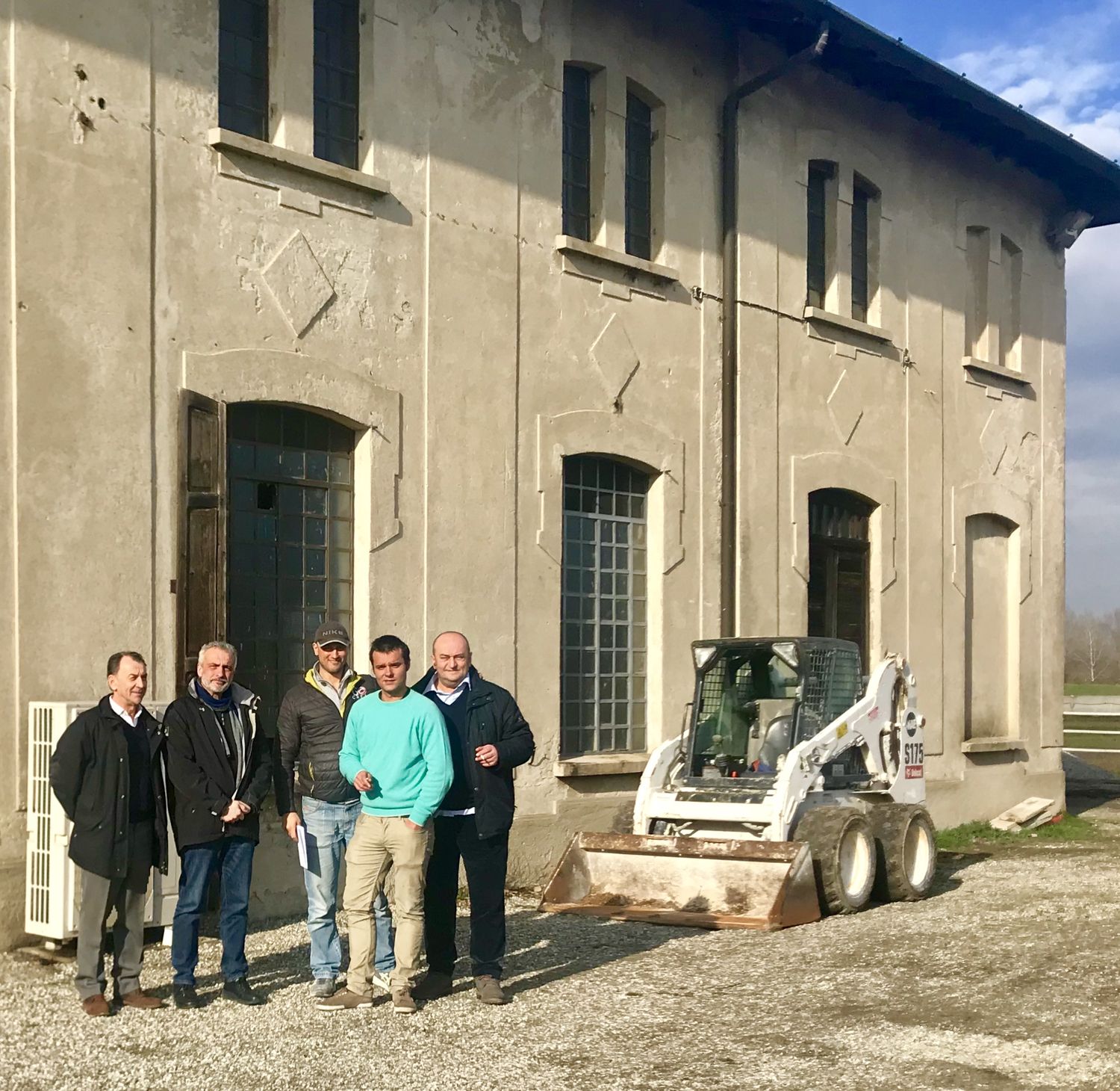 Lo stesso gruppo pi&ugrave; da vicino, davanti alle finestre ad arco del casolare