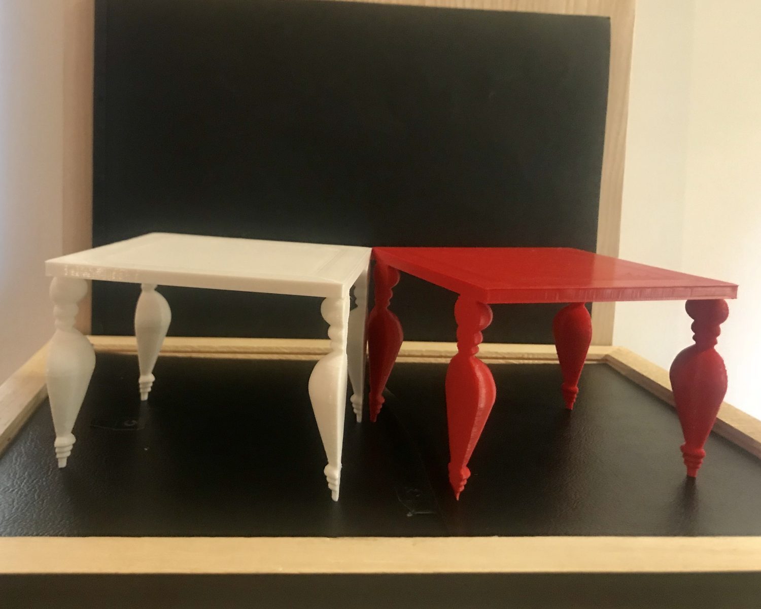 I due modellini separati, uno bianco e uno rosso: su ciascuno la gamba del bordo interno e' una mezza gamba, tagliata per il lungo e piatta sul lato libero