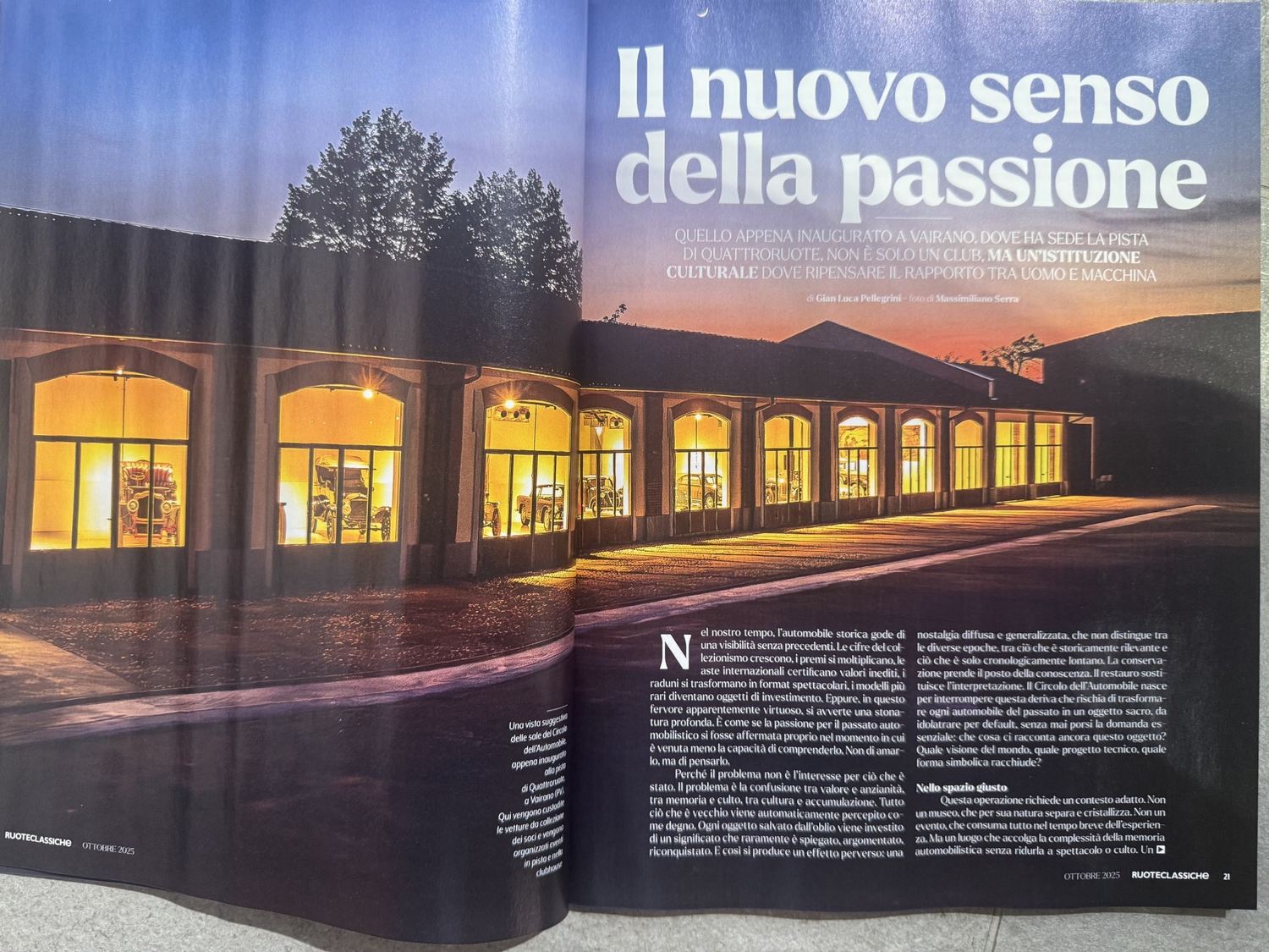 Doppia pagina di apertura dell'articolo Il nuovo senso della passione: la sala delle automobili al tramonto, con le arcate illuminate e le auto d'epoca dentro
