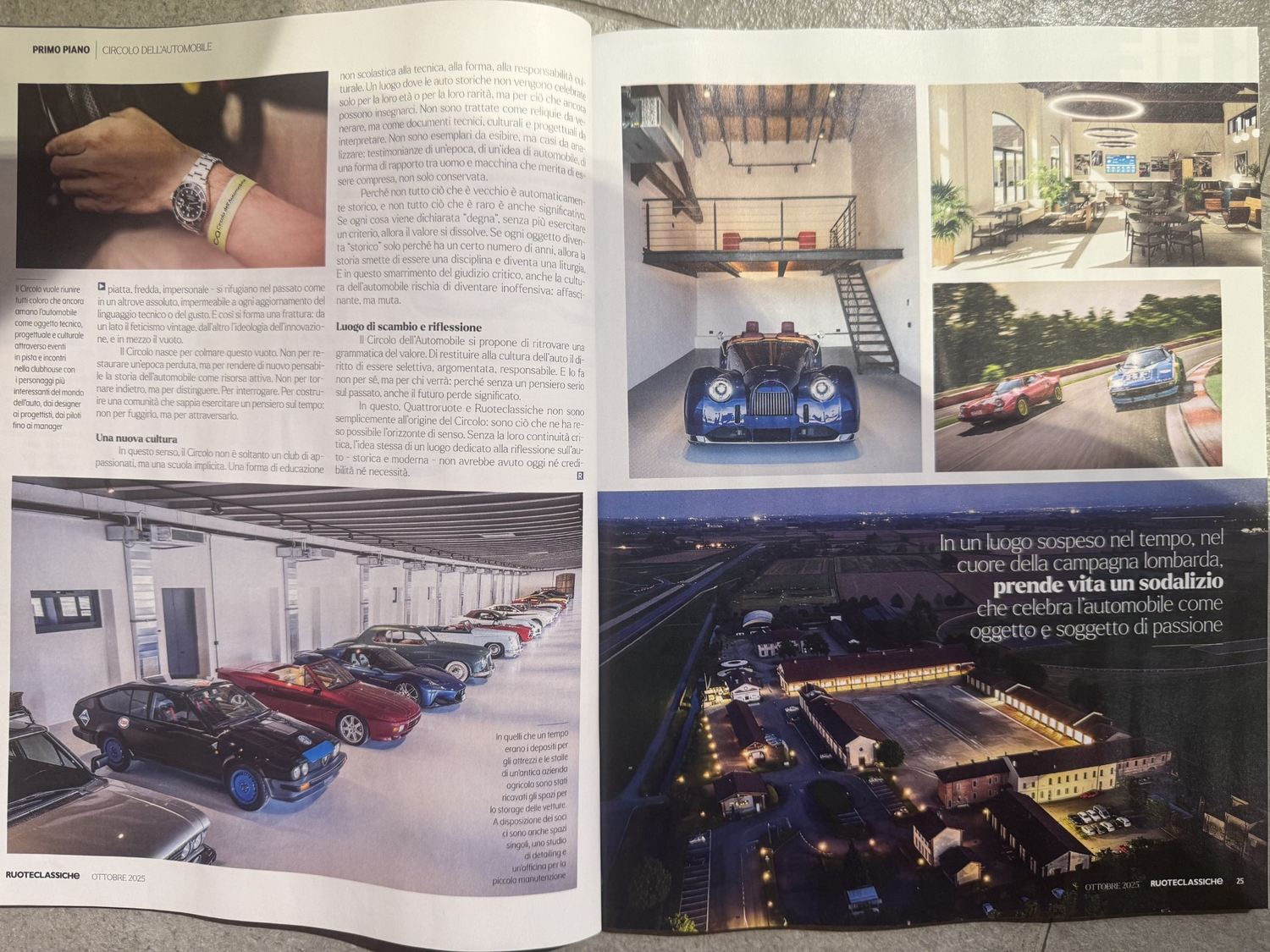 Pagine 24 e 25 dell'articolo: la sala con le auto in fila, un box con il soppalco e un'auto sotto, la cascina vista dall'alto di sera