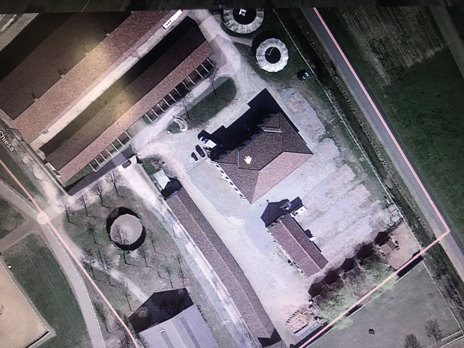 Fotografia aerea del centro ippico: i campi, le stalle e il prato dove sarebbe sorta la club house