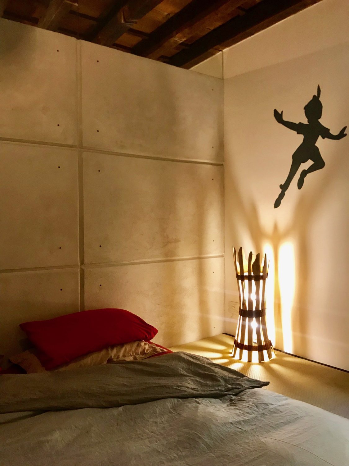 La lampada nella camera de L'Isola Che Non C'&egrave;, con Peter Pan sul muro