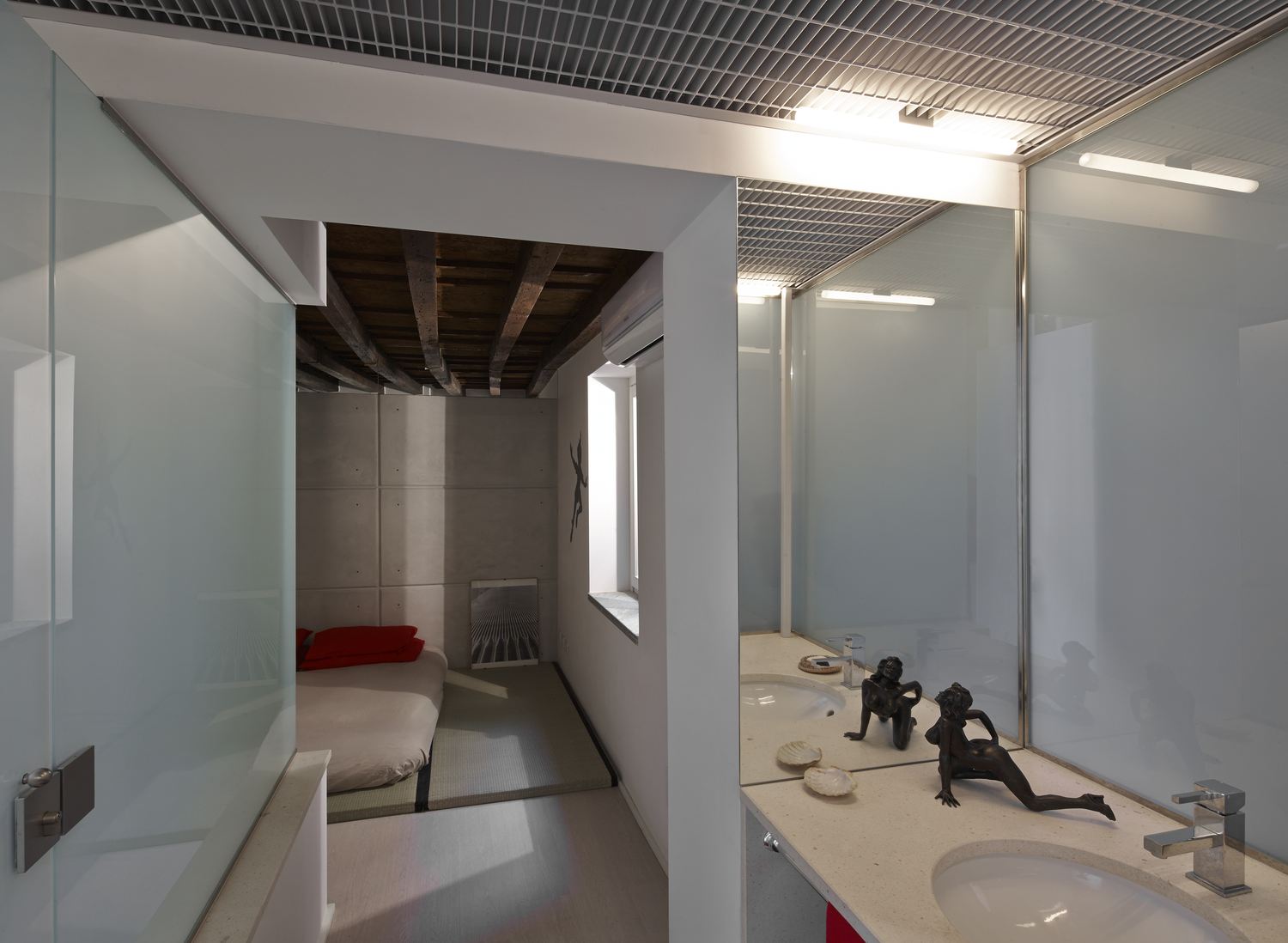 Il bagno con lo specchio a tutta parete e la vista in infilata