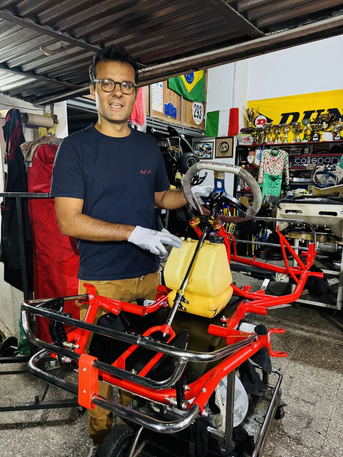Matteo Gardino al banco dell'officina, al lavoro sul telaio del kart