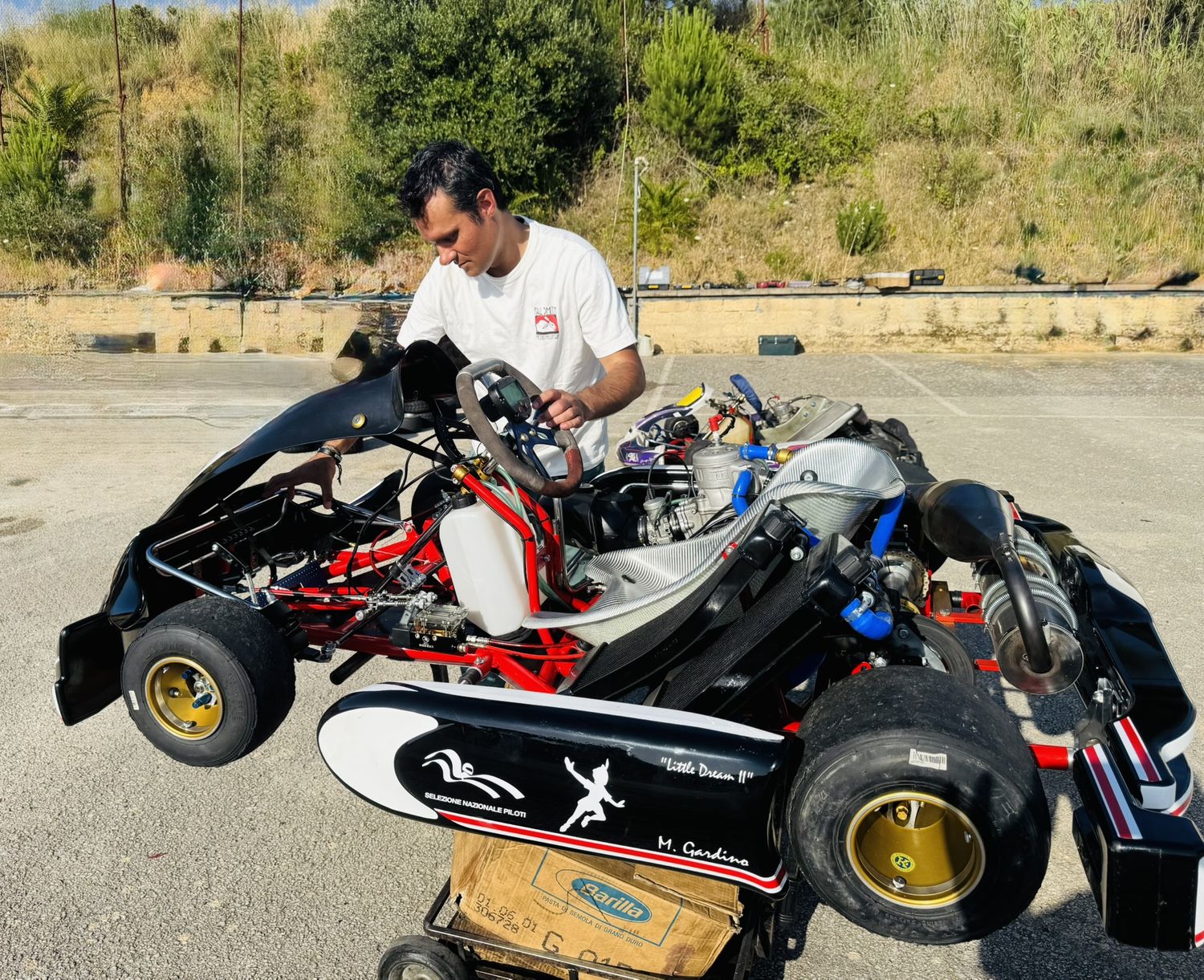 Matteo Gardino al lavoro sul kart all'aperto, a due passi dalla pista