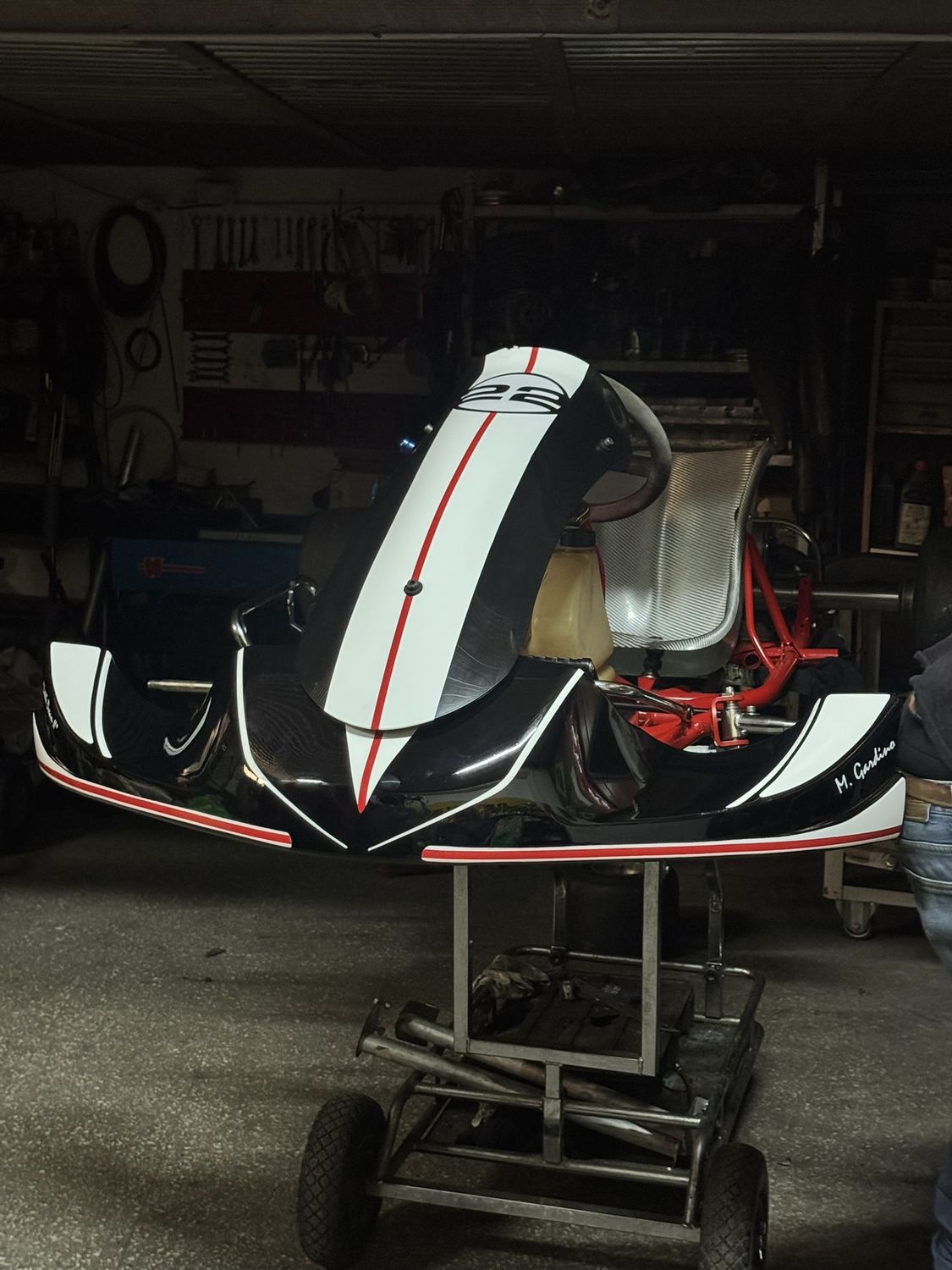Il kart finito, con le carene montate, fermo nell'officina