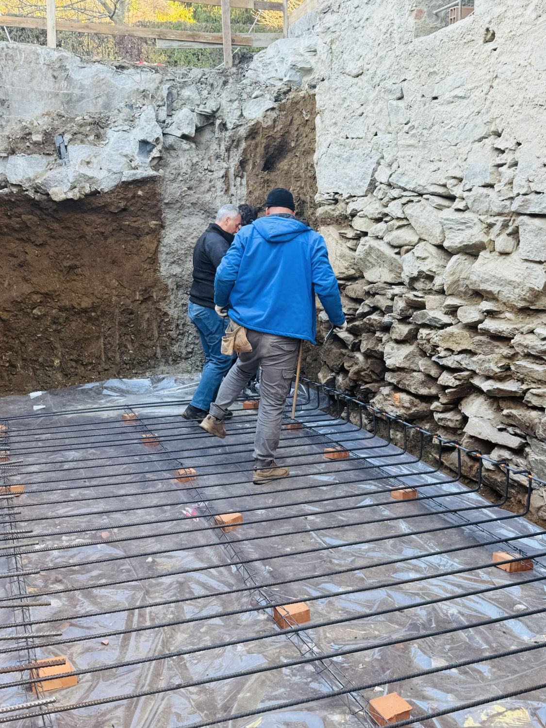 Novembre 2025: il ferro del solaio nuovo posato contro il vecchio muro a secco in pietra