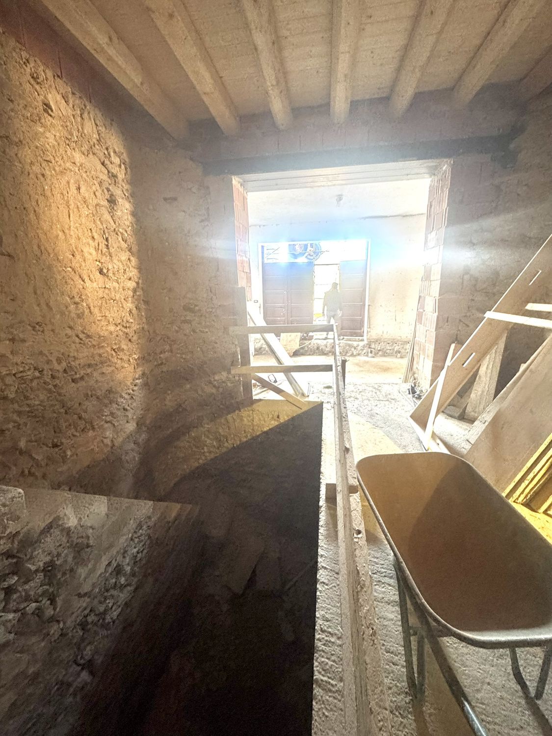 Febbraio 2026: il nevaio in pietra grezza, con la scala in pietra, i calcinacci e una carriola