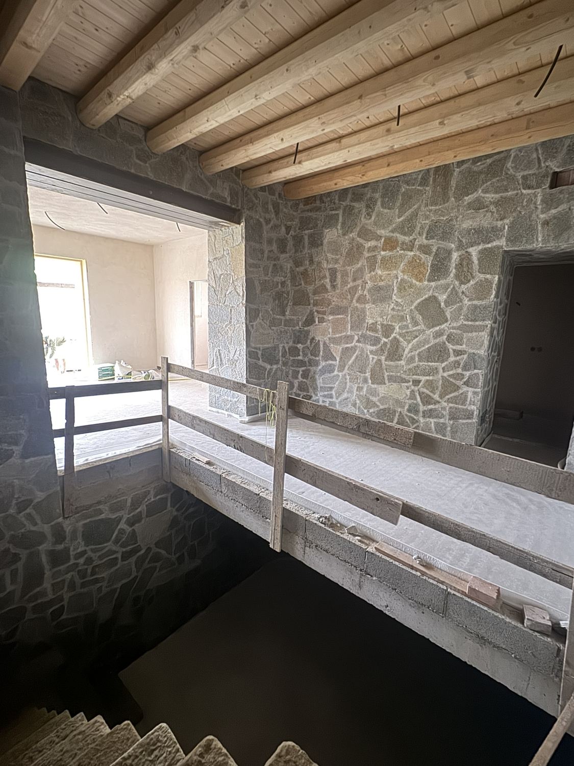 Giugno 2026: l'apertura sul nevaio chiusa da una transenna di cantiere in legno