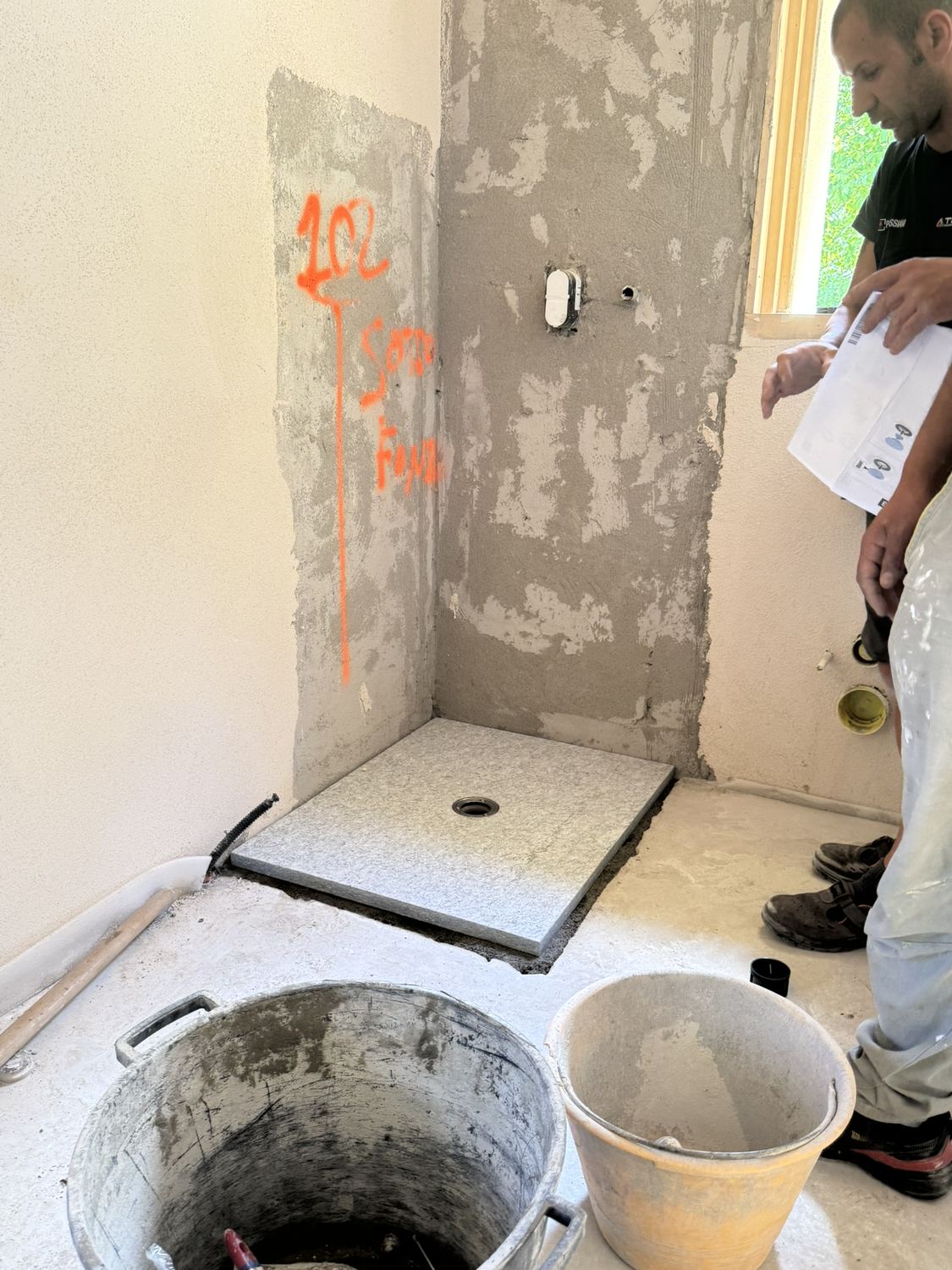 Giugno 2026: il bagno in muratura, con il piatto doccia appena posato e i muri al grezzo