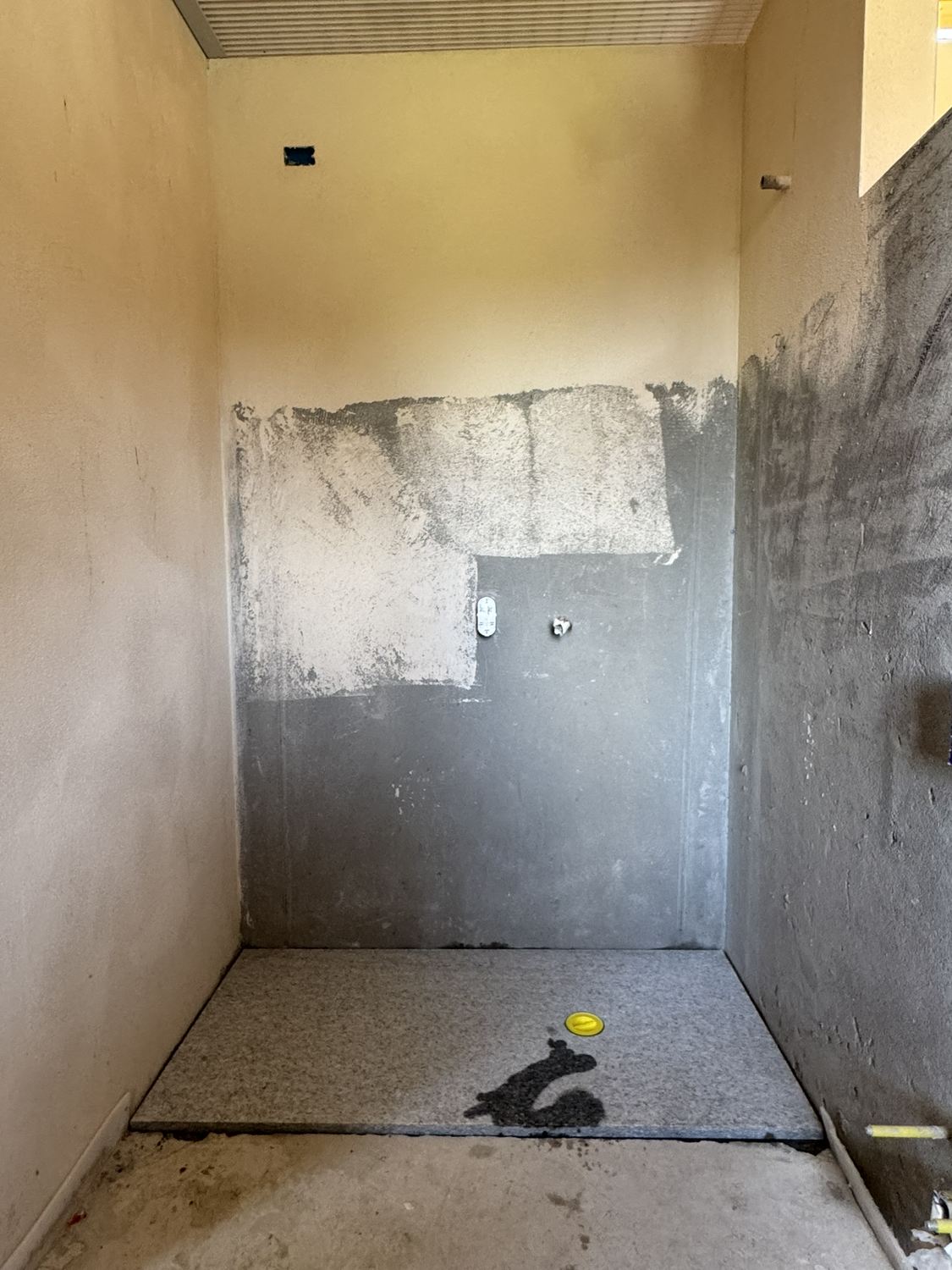 Giugno 2026: il secondo bagno al grezzo, muri in cemento e massetto, con il controsoffitto gi&agrave; in orditura