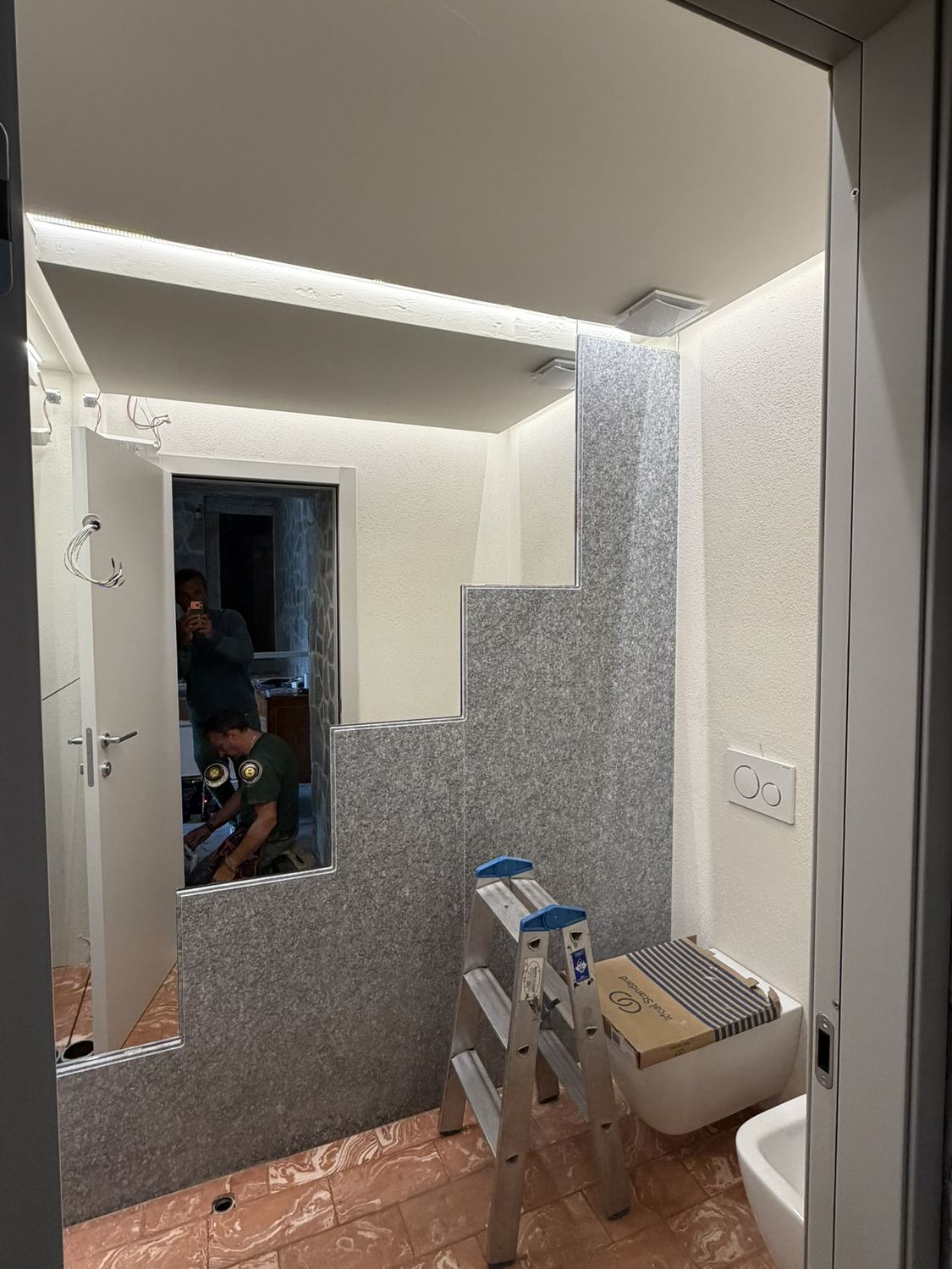 Settembre 2026: il bagno con la fascia di specchio che raddoppia la stanza sopra la pietra