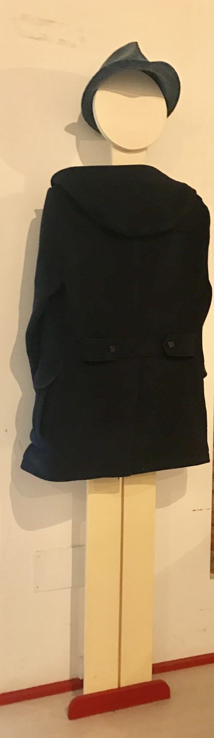 L'Omino su fondo neutro con il cappotto nero e il cappello