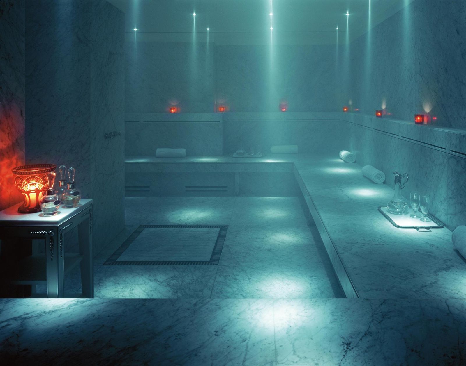 Render del bagno turco: la vasca illuminata di blu e le luci rosse nel buio