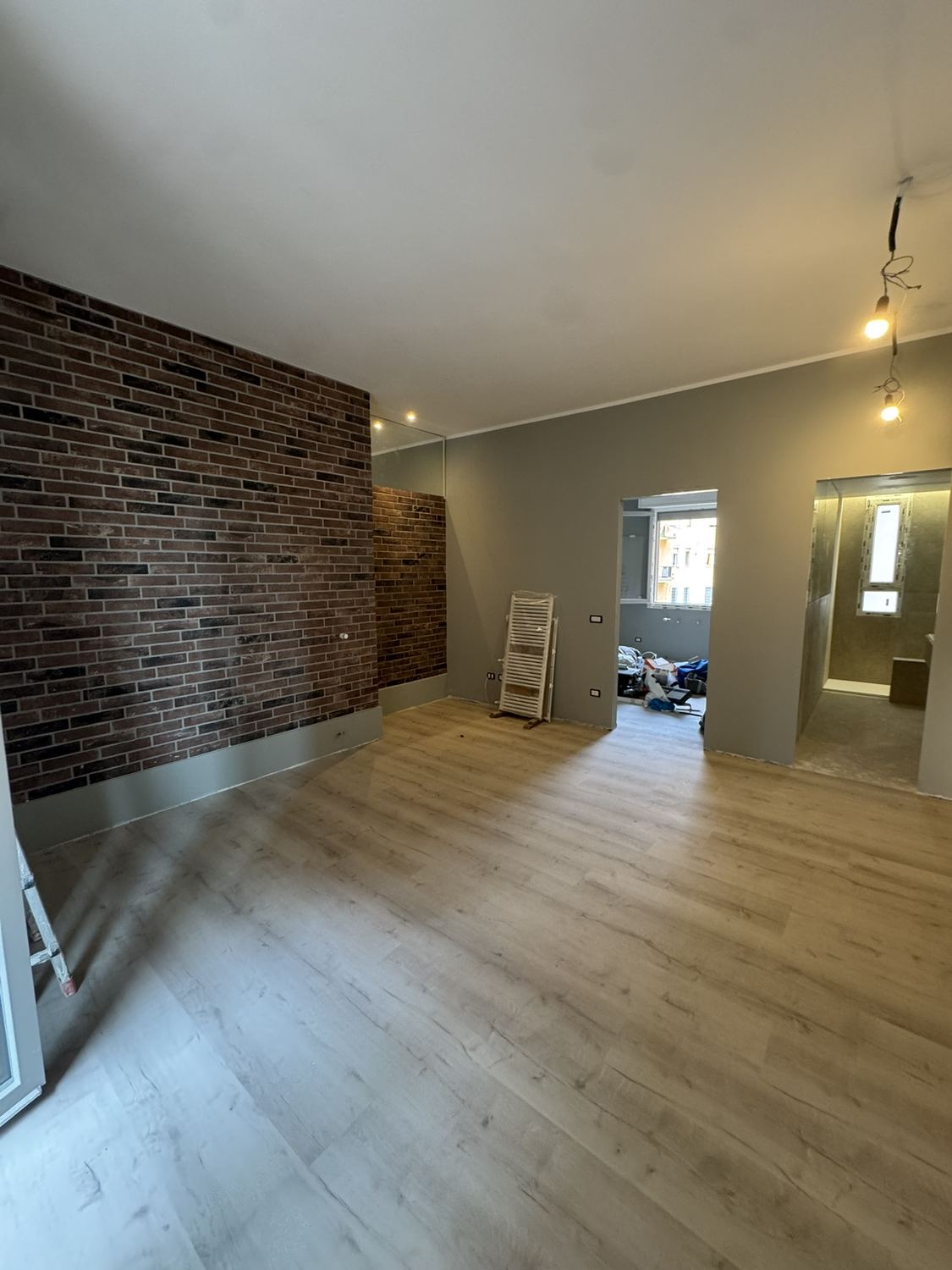 Fine luglio 2026: il parquet in rovere appena posato che attraversa tutta la casa, le stanze ancora vuote